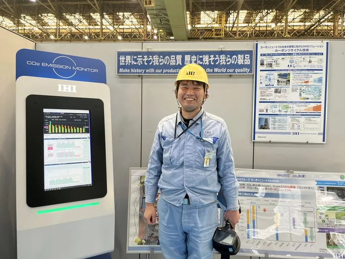 CO2排出量モニターの前に立つIHI相生工場の今田様