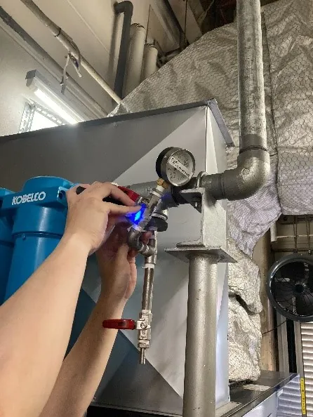 在管道螺纹处涂抹LeakAid并照射UV灯固化